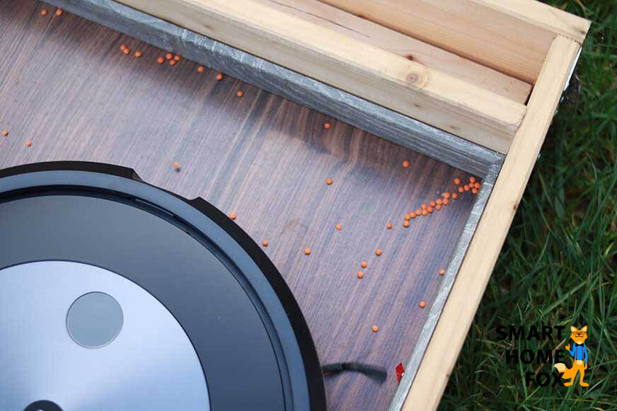 Der iRobot Roomba j7 reinigt in einer Ecke